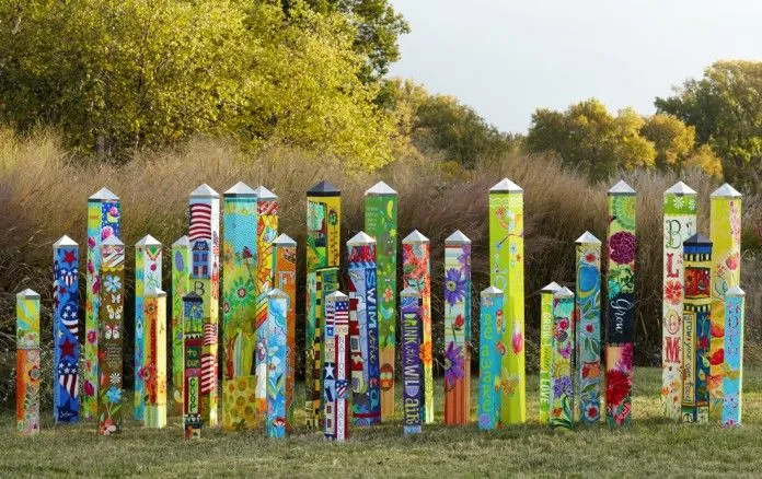 Garden Totems 28 Design Ideas in Glass, Ceramic, Mosaic, and Wood